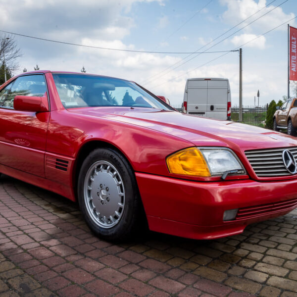 Mercedes Benz czerwony